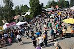 Zuschauer sehen eine schottische Band, marschieren, um Dudelsack Musik während der Moose Dropping Festival Parade, Talkeetna, South Central Alaska, Sommer