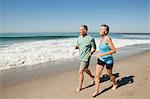 Senior couple jogging sur la plage