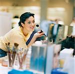 Une femme dans un magasin de maquillage.