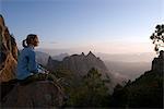 Une femme au sommet d'une montagne corse.