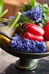 Verschiedene Gemüse und Obst mit frisch geschnittenen Hyazinthe