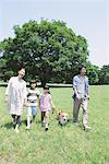 Famille japonaise s'amuser dans un parc