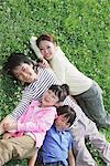 Famille japonaise au repos dans un parc
