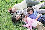 Famille japonaise dormir dans un parc