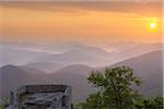 Wegelnburg et montagnes au lever du soleil, Nothweiler, Pfalzerwald, Rhénanie-Palatinat, Allemagne