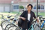 Frau mit Fahrrad in der Schule