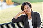 Portrait de femme assise sur le banc