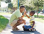 Vater und Sohn geben einander High-Five