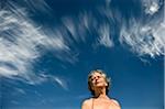 Faible vue de femme sur fond de ciel bleu