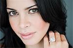 Jeune femme portant bague de fiançailles