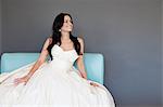Junge Frau tragen weiße Hochzeitskleid, Studioaufnahme