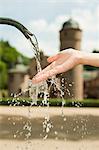 Frau mit Hand im Wasser Brunnen, Nahaufnahme