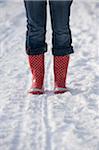 Femme portant des bottes en caoutchouc dans la neige, Salzbourg, Autriche