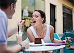 Jeune couple assis dans le café en plein air