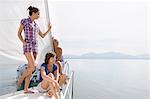 Filles reposantes sur le bateau