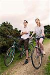 Couple heureux vous détendre sur les vélos