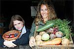 Mère et fille avec légumes