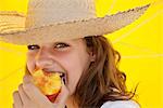 Jolie femme souriante et manger des fruits