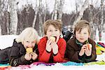 3 enfants de manger des fruits