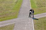 Vieux couple avec carte à la croisée des chemins