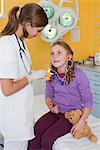 Krankenschwester erklären Mädchen Stethoskop