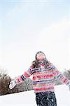 Jeune fille debout dans la bourrasque de neige