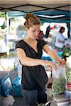 Frau Aufbauschung grüne Bohnen am Bauernmarkt