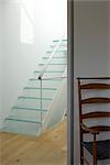 Verre de roulement cage d'escalier et chaise dans une maison victorienne, Wandsworth, Londres. Architectes : Luis Fernandez de Treviño