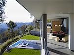 Vue depuis le deuxième étage salon vers l'espace piscine et le patio, Briarcrest House, Beverly Hills, en Californie. Architectes : Architectes de SPF