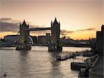 Tower Bridge und Themse bei Sonnenuntergang, London.