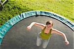 Teenager-Mädchen auf Trampolin springen