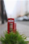 Cabine téléphonique miniature dans la rue