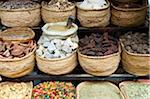 Épices à vendre, Souk de la Medina, Marrakech, Maroc