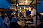 Lebensmittel-Hersteller Kochen Schnecken, Djemaa El Fna, Marrakesch, Marokko