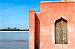 Pavillon et lac artificiel, jardins de la Menara, Marrakech, Maroc