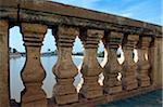 Balustrade au pavillon et lac artificiel, jardins de la Menara, Marrakech, Maroc