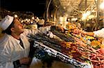 Cuire les aliments de la vente à Djemaa el Fna, Marrakech, Maroc