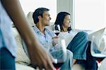 Couple bénéficiant d'un vin rouge sur canapé