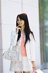 Jeune femme portant sac à main blanc