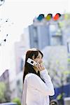 Japonaise jeune femme parlait au téléphone Mobile