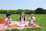 Enfants japonais manger ensemble dans le parc