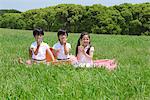 Amis de profiter de repas en famille dans le parc