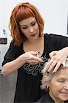 Friseurin schneidet ältere Frau Haare