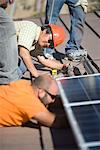 Un groupe d'hommes qui travaillaient sur le solaire panneaux