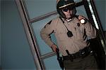 Nachtwache Streifenpolizist mit Taschenlampe
