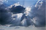 Les rayons de soleil via nuages, Pienza, Val d'Orcia, Province de Sienne, Toscane, Italie