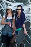 Junge Teen Girls mit Skateboard und Dose Sprühfarbe