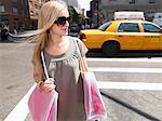 Femme shopping dans la ville de New York