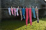 chaussettes colorées sur la ligne de lavage