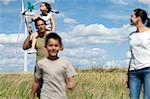 Famille sur un projet de parc éolien